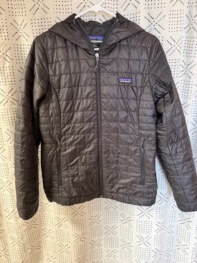 Patagonia Women’s Black Medium Nano Puff Hooded Jacket, LIKE NEW CONDITION